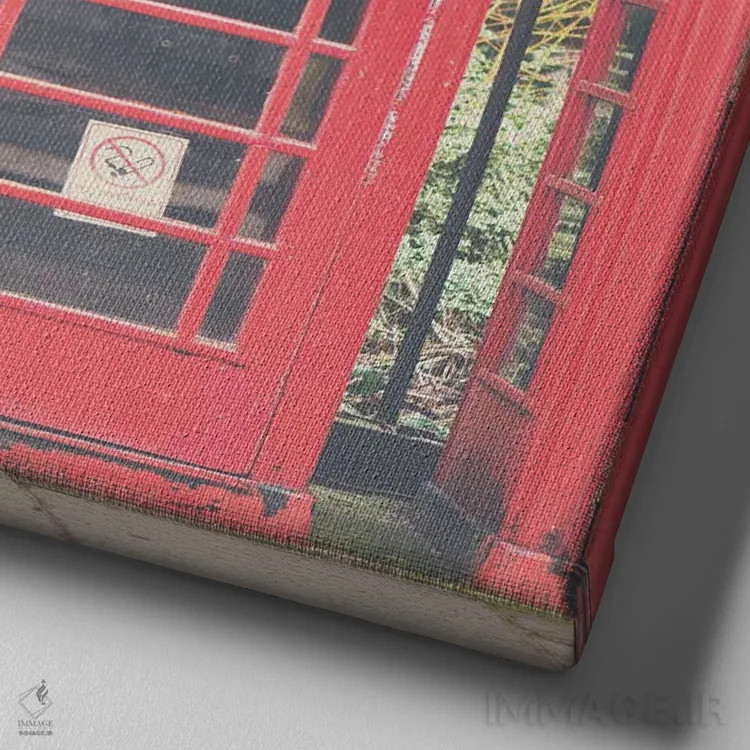 تابلو دکوراتیو یک دوچرخه قرمز و باجه های تلفن اثر لورا ایوانز - نمای نزدیک بافت بوم