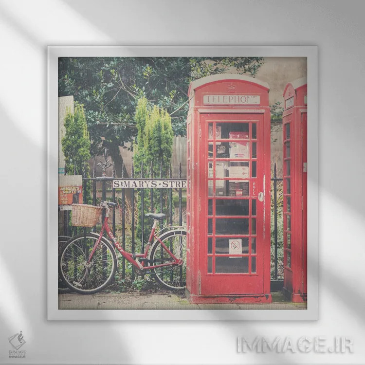 تابلو دکوراتیو یک دوچرخه قرمز و باجه های تلفن اثر لورا ایوانز - نمای قابدار سفید