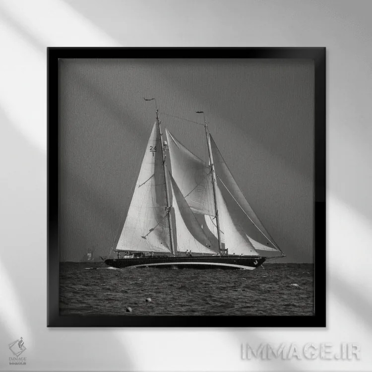 تابلو دکوراتیو قایق بادبانی ۱ اثر لنا وایسبک - نمای قابدار مشکی