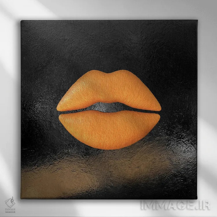 تابلو دکوراتیو لب های طلایی اثر آلا گرانده - نمای روبهرو روی دیوار