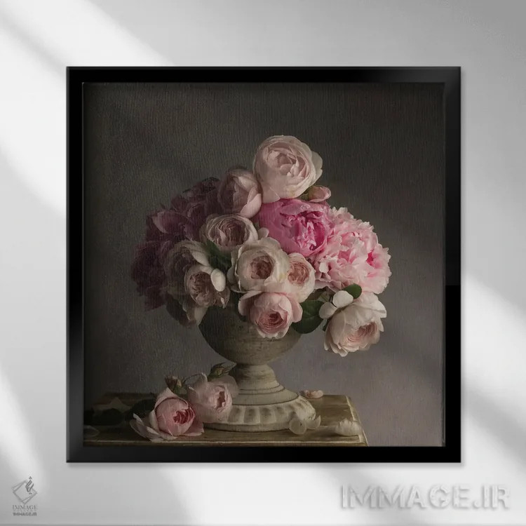 تابلو دکوراتیو گلبرگ های صورتی قدیمی اثر لیا مک لین - نمای قابدار مشکی