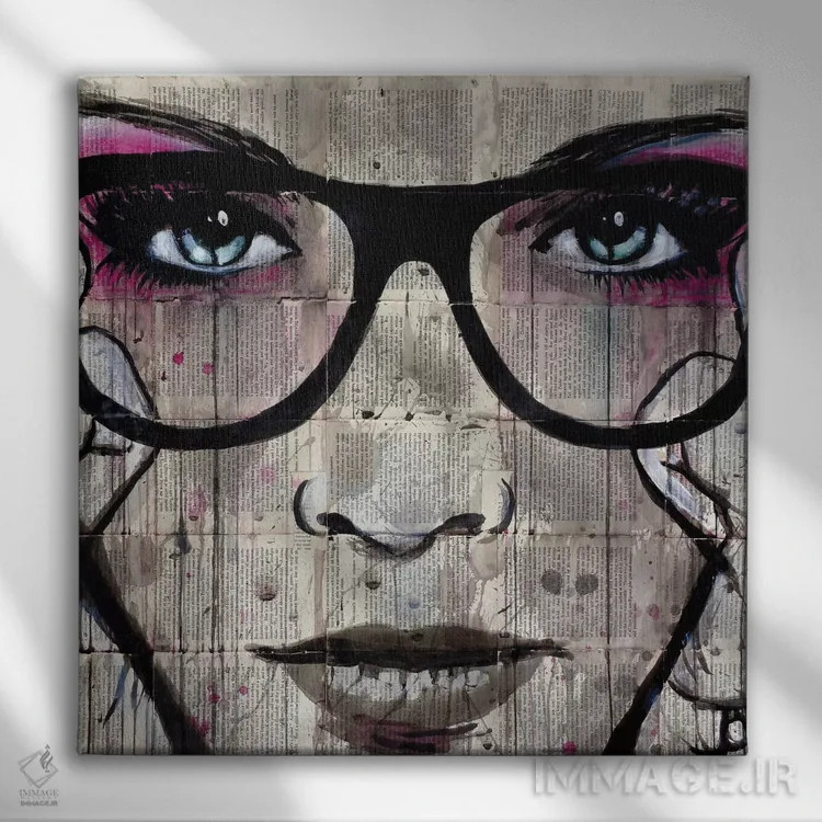 تابلو دکوراتیو عینک اثر لوی جوور - نمای روبهرو روی دیوار