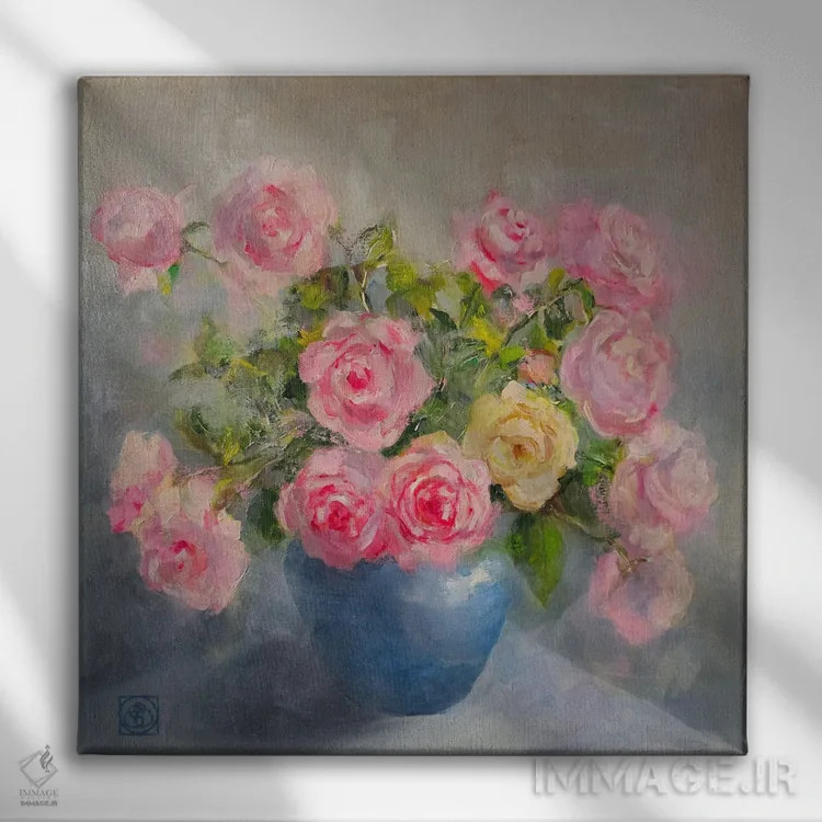 تابلو مدرن رزها در گلدان آبی اثر کاتیا بلینی - نمای روبهرو روی دیوار