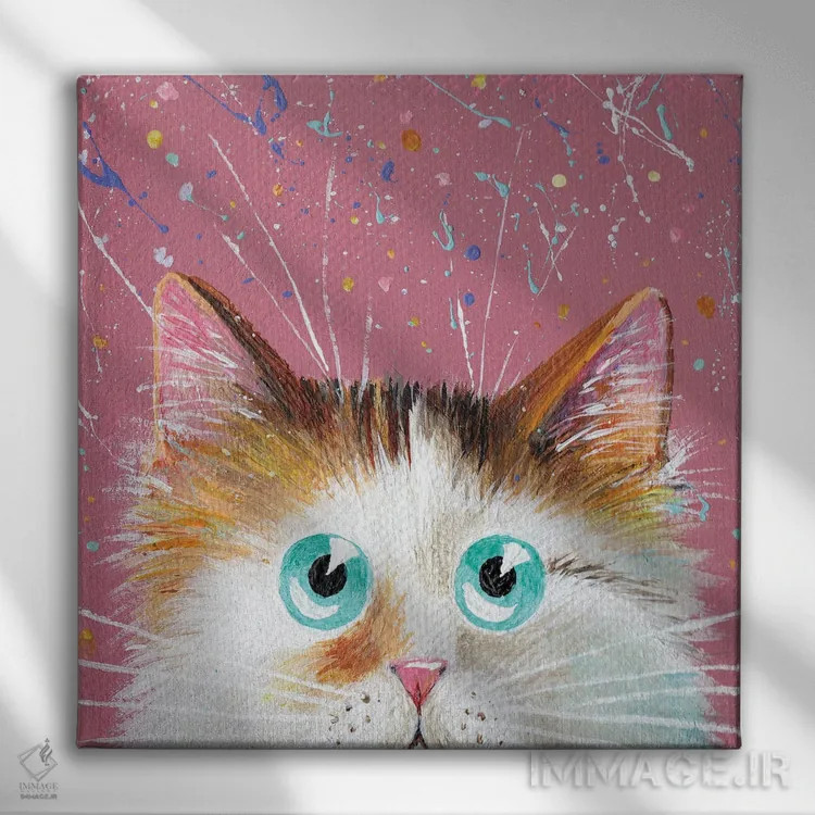 تابلو دکوراتیو نگاه مخفی گربه لاک پشتی روی صورتی پاشیده اثر کیم هاسکینز - نمای روبهرو روی دیوار
