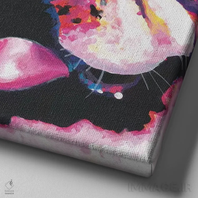 تابلو دکوراتیو بولداگ روی زمینه نارنجی، مربع اثر کیرستین وود - نمای نزدیک بافت بوم