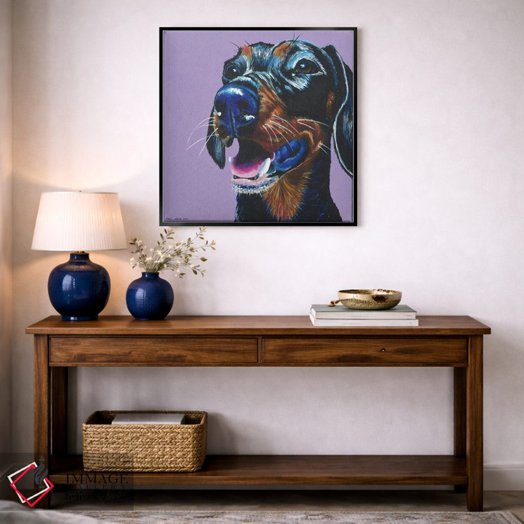 تابلو دکوراتیو داشهوند روی زمینه یاسی، مربع اثر کیرستین وود - D4B