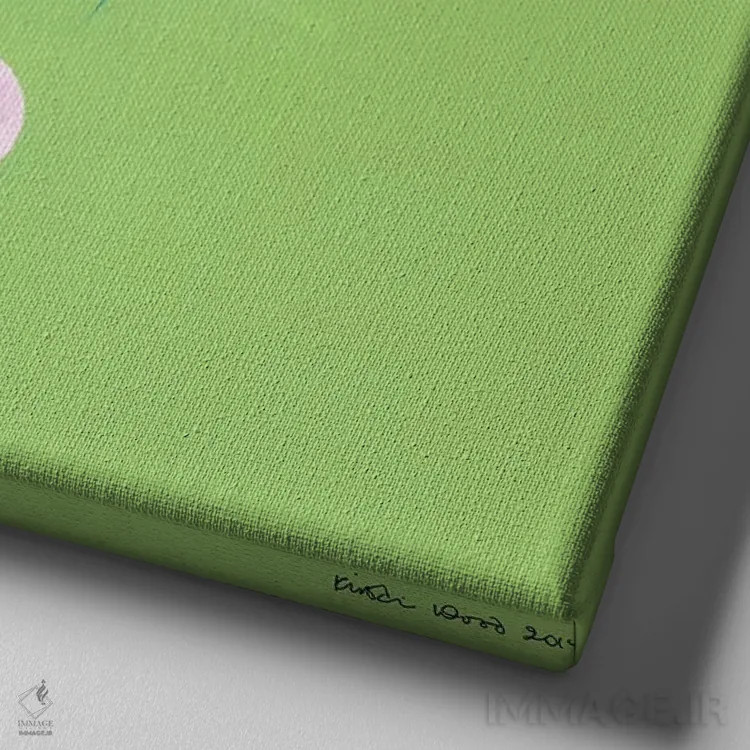 تابلو دکوراتیو روتوایلر روی زمینه سبز لیمویی، مربع اثر کیرستین وود - نمای نزدیک بافت بوم