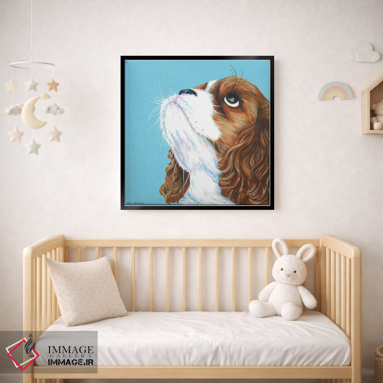 تابلو دکوراتیو کاولیر کینگ چارلز روی زمینه آبی آبی، مربع اثر کیرستین وود - D2B