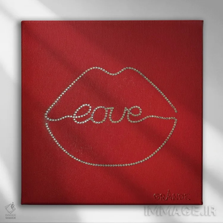 تابلو دکوراتیو بوسه عشقی الماس گونه اثر آلا گرانده - نمای روبهرو روی دیوار