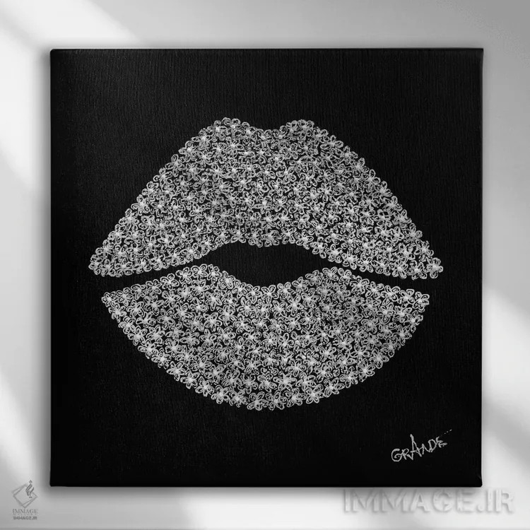 تابلو دکوراتیو لب های سفید اثر آلا گرانده - نمای روبهرو روی دیوار