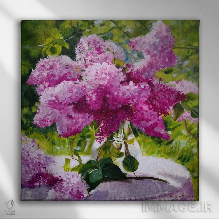 تابلو دکوراتیو دسته گل بنفشه در گلدان شیشه ای در باغ اثر جین لانتسمن - نمای روبهرو روی دیوار