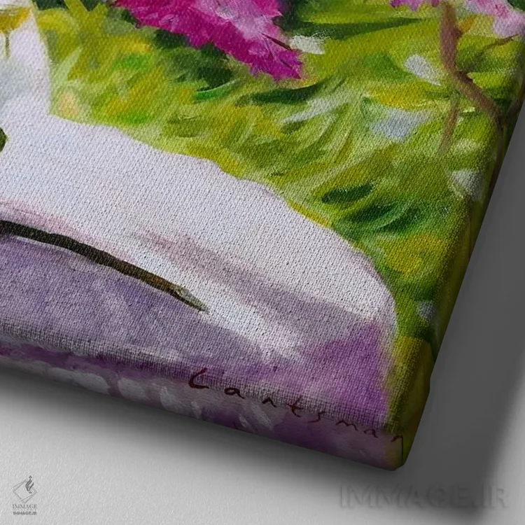 تابلو دکوراتیو دسته گل بنفشه در گلدان شیشه ای در باغ اثر جین لانتسمن - نمای نزدیک بافت بوم