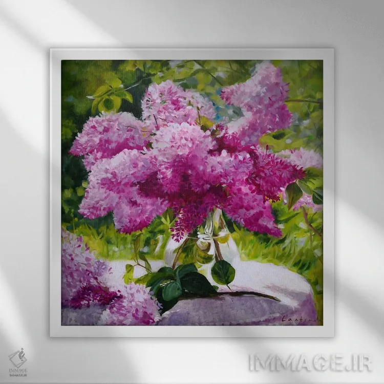 تابلو دکوراتیو دسته گل بنفشه در گلدان شیشه ای در باغ اثر جین لانتسمن - نمای قابدار سفید