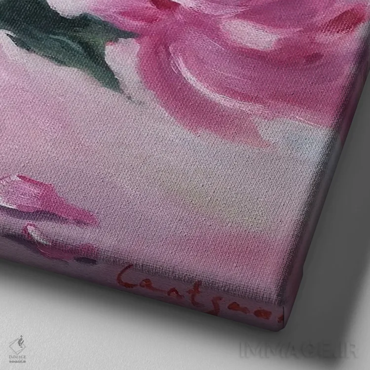 تابلو دکوراتیو پئونی های صورتی ظریف در گلدان شیشه ای اثر جین لانتسمن - نمای نزدیک بافت بوم