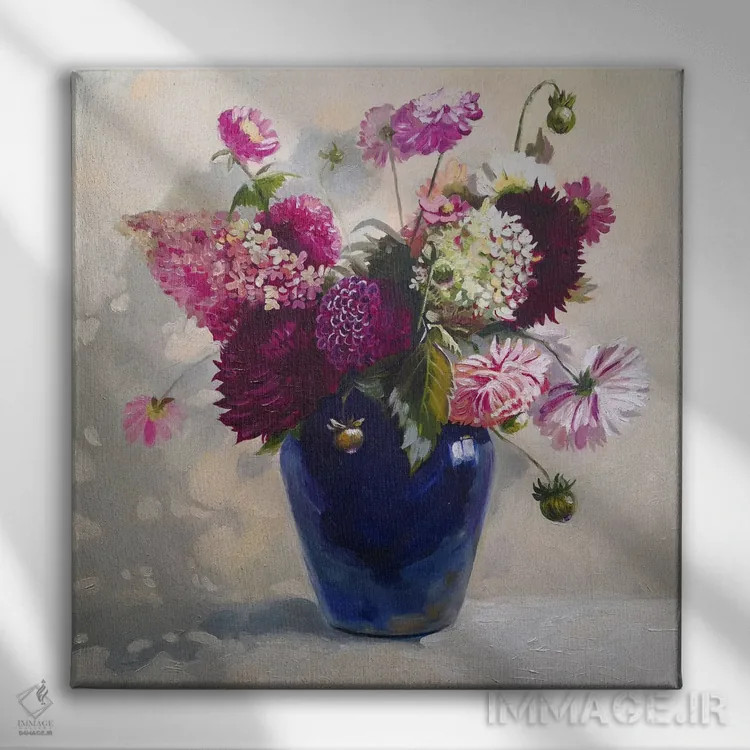 تابلو دکوراتیو دسته گل در گلدان آبی اثر جین لانتسمن - نمای روبهرو روی دیوار