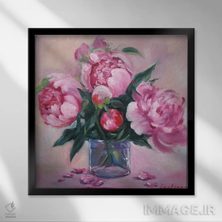 تابلو دکوراتیو پئونی های صورتی ظریف در گلدان شیشه ای اثر جین لانتسمن - نمای قابدار مشکی