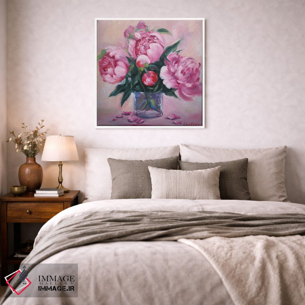 تابلو دکوراتیو پئونی های صورتی ظریف در گلدان شیشه ای اثر جین لانتسمن - D1W