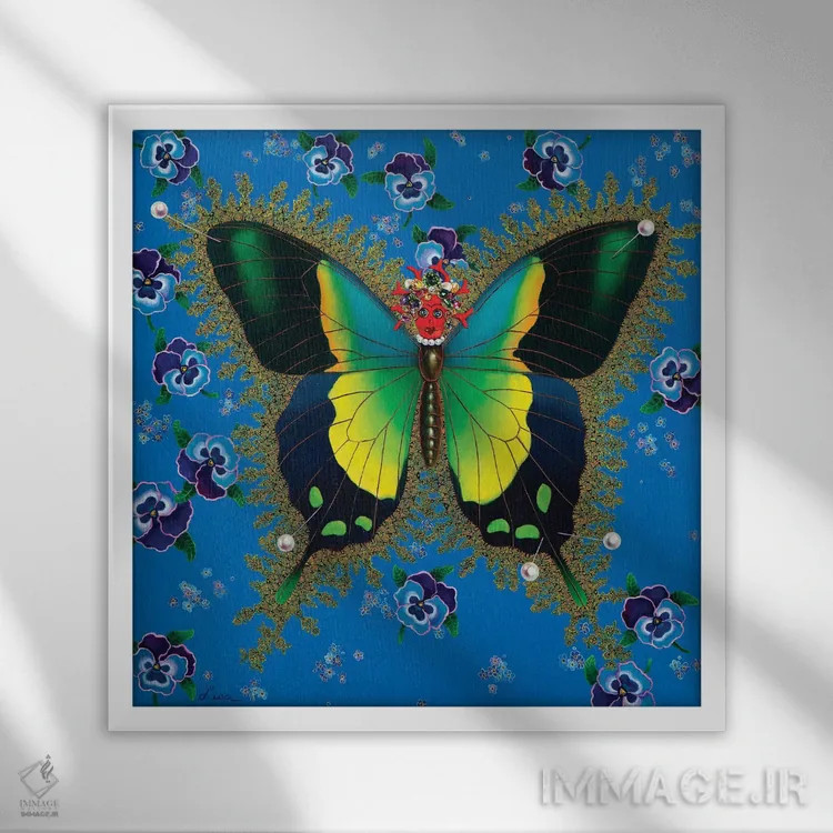 تابلو دکوراتیو پروانه با بنفشه ها اثر لیوا پاکالنه فانلی - نمای قابدار سفید