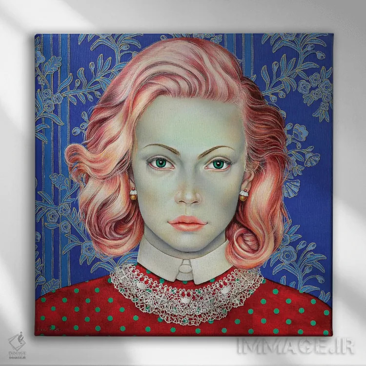 تابلو دکوراتیو دختری با موهای صورتی اثر لیوا پاکالنه فانلی - نمای روبهرو روی دیوار