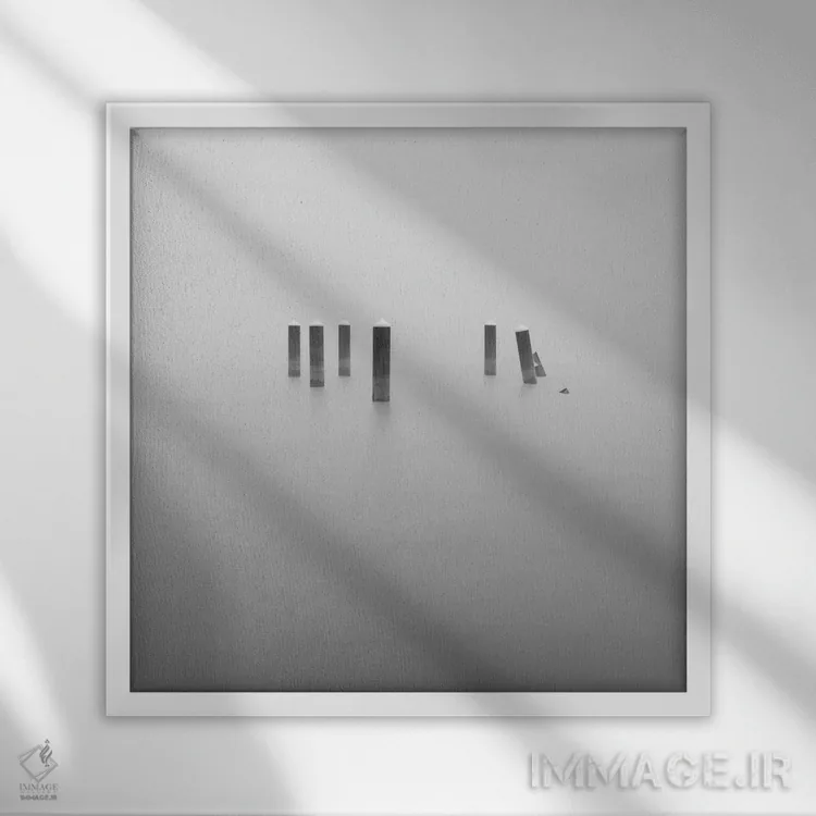 تابلو دکوراتیو در مه اثر لوئیس راث - نمای قابدار سفید