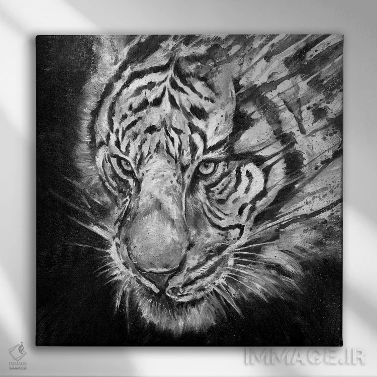 تابلو دکوراتیو شکارچی شب سیاه و سفید اثر مارک آلانته - نمای روبهرو روی دیوار