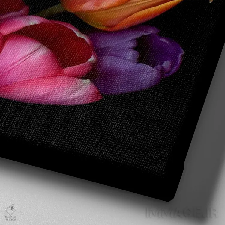 تابلو دکوراتیو دسته گل لاله های نارنجی، زرد، بنفش و صورتی اثر مگدا ایندیگو - نمای نزدیک بافت بوم
