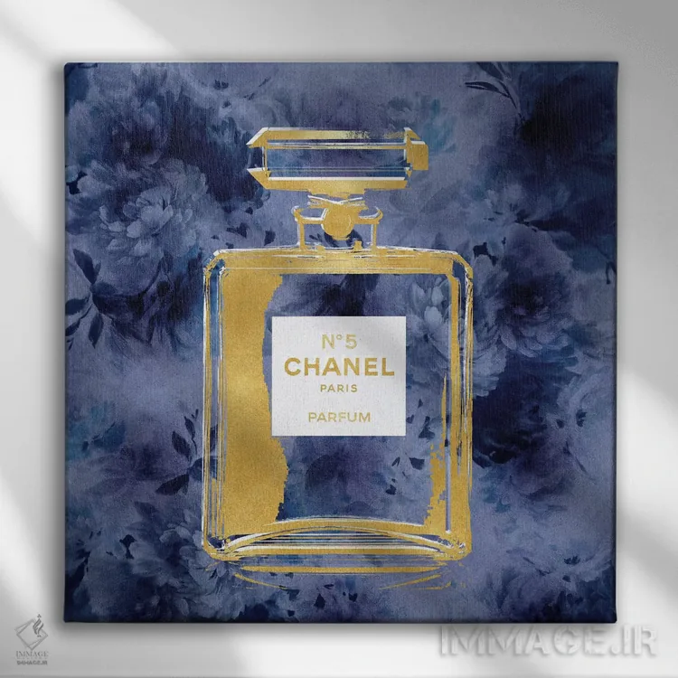 تابلو دکوراتیو عطر طلایی روی گل های آبی اثر مدلین بلیک - نمای روبهرو روی دیوار