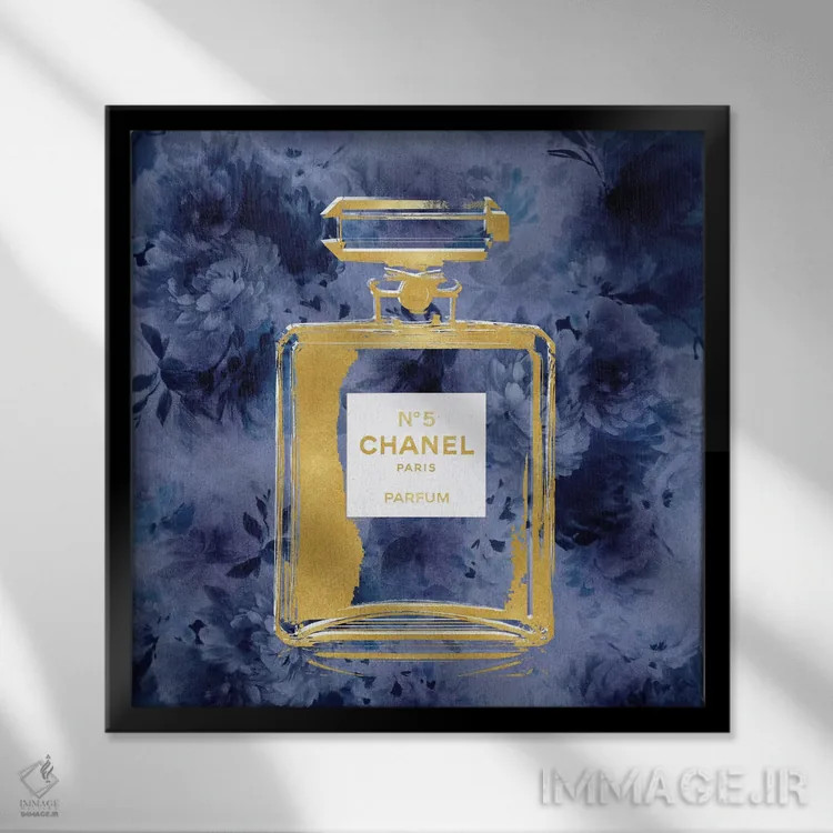 تابلو دکوراتیو عطر طلایی روی گل های آبی اثر مدلین بلیک - نمای قابدار مشکی