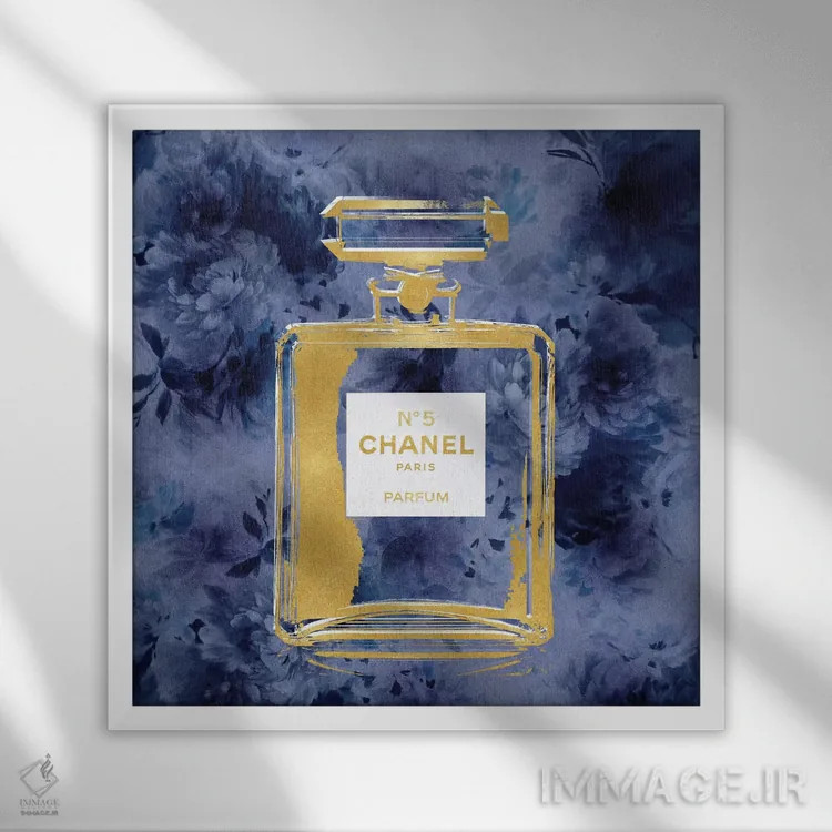 تابلو دکوراتیو عطر طلایی روی گل های آبی اثر مدلین بلیک - نمای قابدار سفید