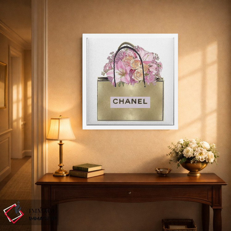 تابلو دکوراتیو کیف طلایی با دسته گل صورتی اثر مدلین بلیک - D2W
