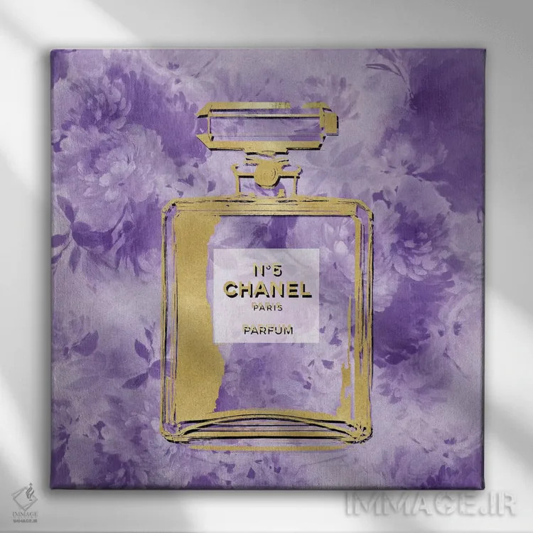 تابلو دکوراتیو عطر طلایی روی گل های بنفش اثر مدلین بلیک - نمای روبهرو روی دیوار
