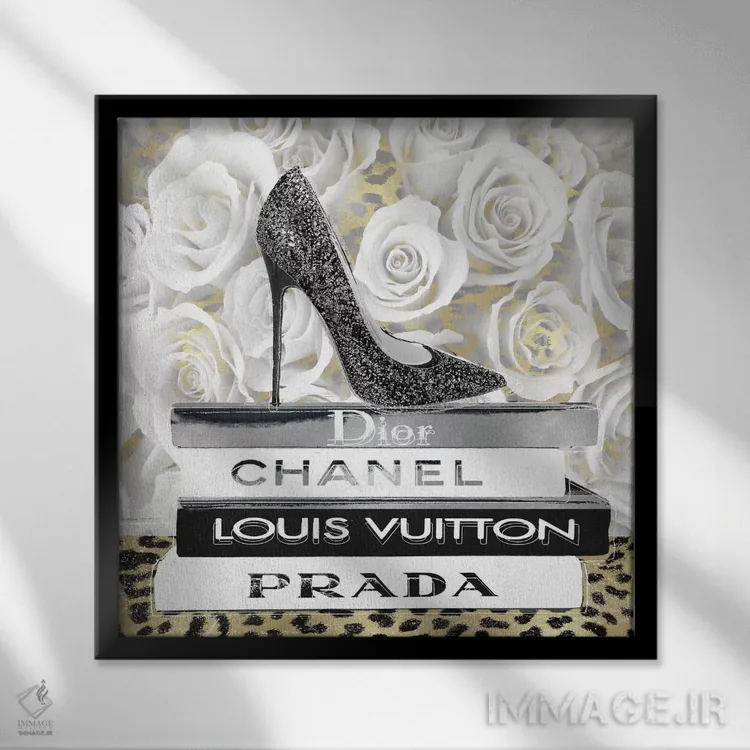 تابلو دکوراتیو کفش پاشنه بلند با گل های سفید اثر مدلین بلیک - نمای قابدار مشکی