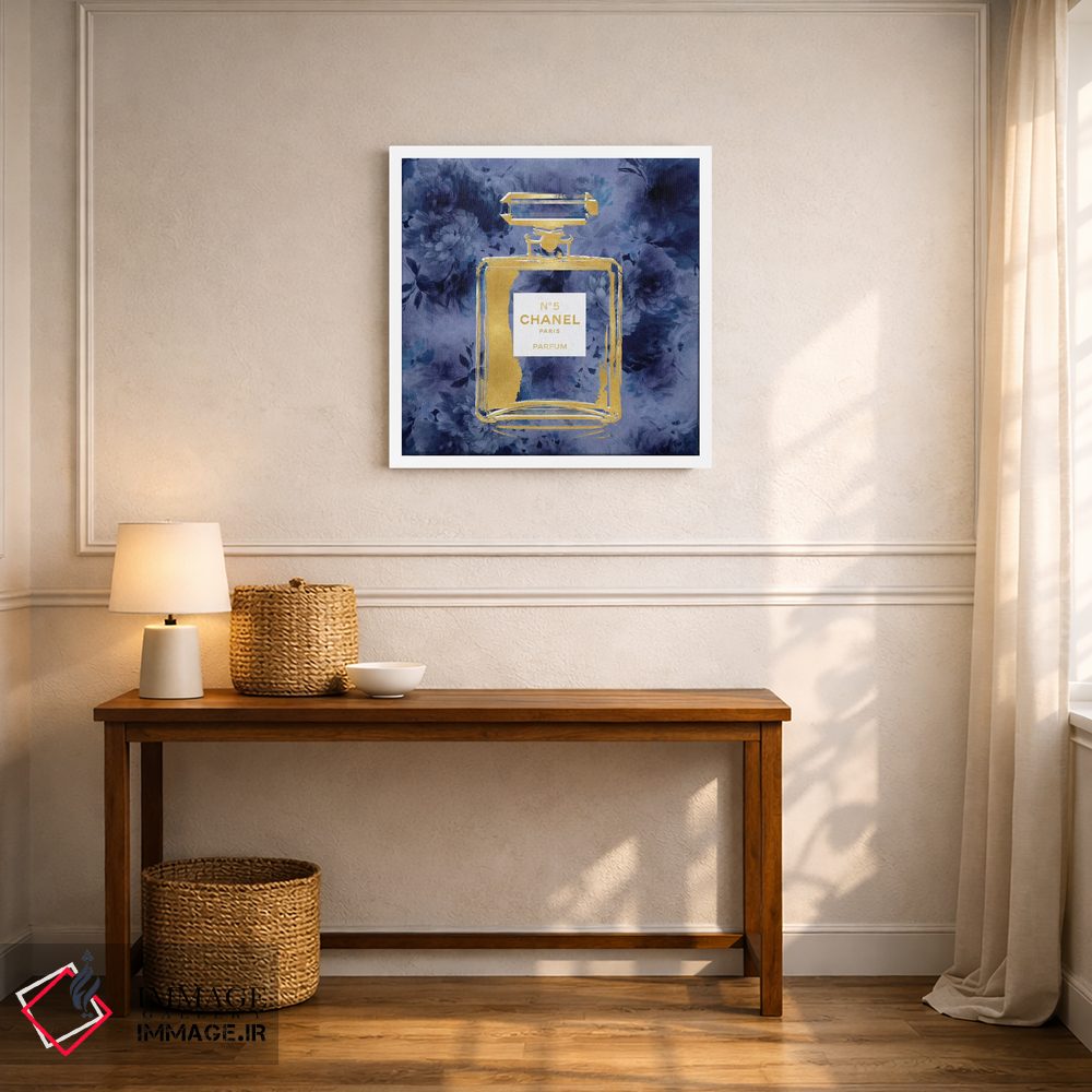 تابلو دکوراتیو عطر طلایی روی گل های آبی اثر مدلین بلیک - D5W