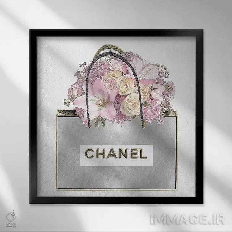 تابلو دکوراتیو کیف نقره ای و دسته گل صورتی اثر مدلین بلیک - نمای قابدار مشکی