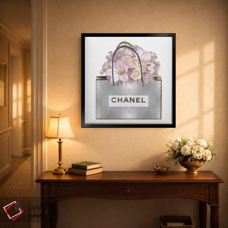 تابلو دکوراتیو کیف نقره ای و دسته گل صورتی اثر مدلین بلیک - D4B