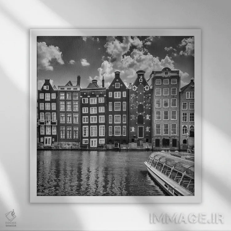 تابلو دکوراتیو خیابان دامراک و خانه های رقصان آمستردام | تک رنگ اثر ملانی ویولا - نمای قابدار سفید