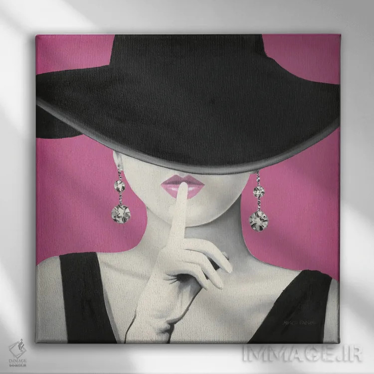 تابلو دکوراتیو کلاه شیک ۱ - صورتی اثر مارکو فابیانو - نمای روبهرو روی دیوار