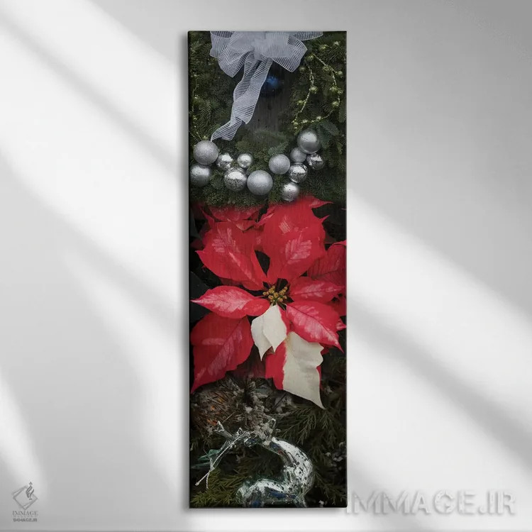 تابلو دکوراتیو "نمای نزدیک تزئینات کریسمس و گل های پوینستتیا" اثر پانورامیک ایمجز - نمای روبهرو روی دیوار