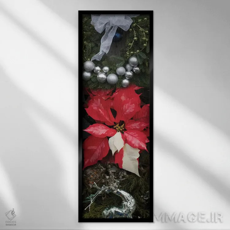 تابلو دکوراتیو "نمای نزدیک تزئینات کریسمس و گل های پوینستتیا" اثر پانورامیک ایمجز - نمای قابدار مشکی