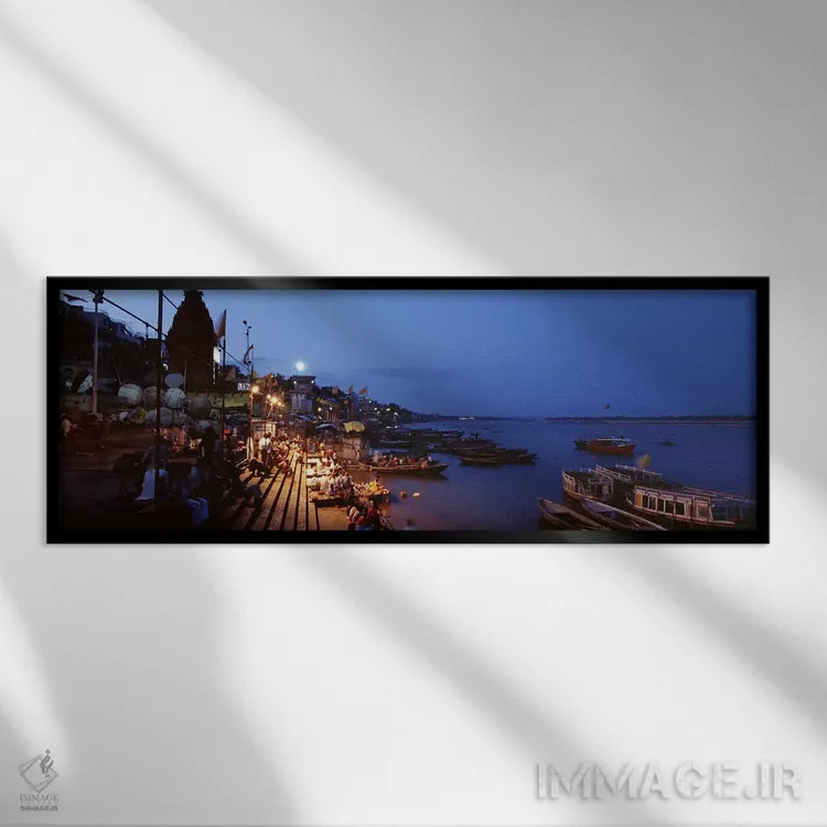 تابلو دکوراتیو Varanasi, Uttar Pradesh, India,غت در کنار رود گنگ در شب… اثر پانورامیک ایمجز - نمای قابدار مشکی