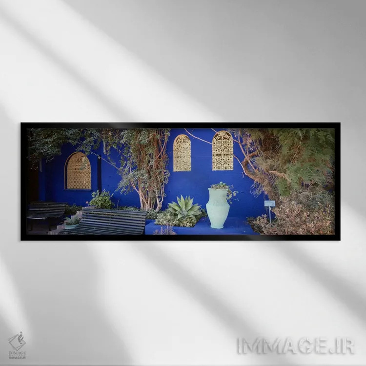 تابلو دکوراتیو Jardin Majorelle, Marrakech, Morocco,دیوارهای به رنگ آب… اثر پانورامیک ایمجز - نمای قابدار مشکی