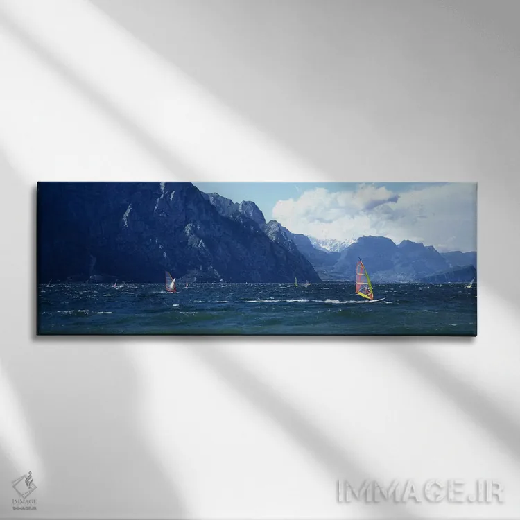 تابلو دکوراتیو Lake Garda, Italy,ویندسرفینگ روی دریاچه، دریاچه گاردا… اثر پانورامیک ایمجز - نمای روبهرو روی دیوار