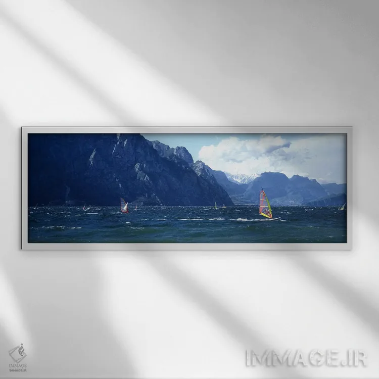 تابلو دکوراتیو Lake Garda, Italy,ویندسرفینگ روی دریاچه، دریاچه گاردا… اثر پانورامیک ایمجز - نمای قابدار سفید