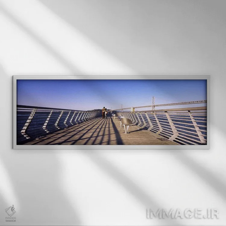 تابلو دکوراتیو Bay Bridge, San Francisco, California, USA,زوجی در حال… اثر پانورامیک ایمجز - نمای قابدار سفید