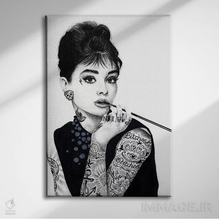 تابلو دکوراتیو آدری هپبورن اثر اینکد آیکونز - نمای روبهرو روی دیوار