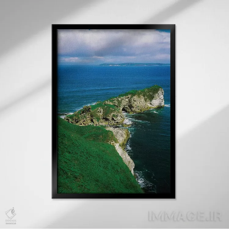 تابلو دکوراتیو شهرستان آنتریم، قلعه کنبین، با پس زمینه جزیره رتلین اثر ایریش ایمیج کالکشن - نمای قابدار مشکی