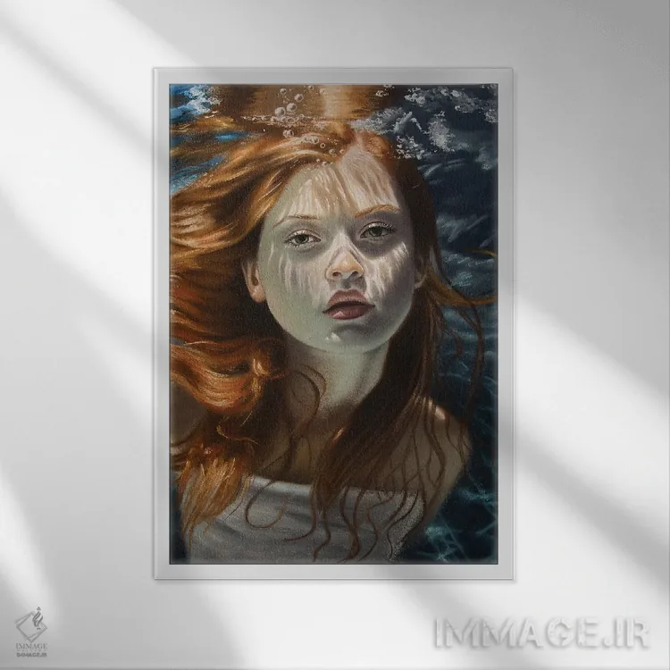 تابلو دکوراتیو دختر مو قرمز زیر آب اثر اینا مدودوا - نمای قابدار سفید