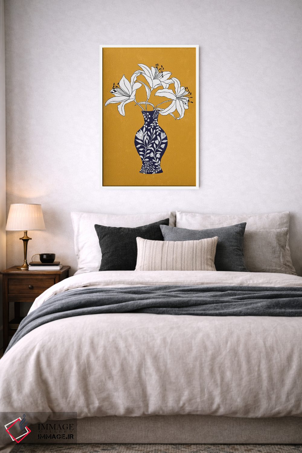 تابلو مینیمال سوسن روی زمینه زرد اثر یوانا هوروات - D5W