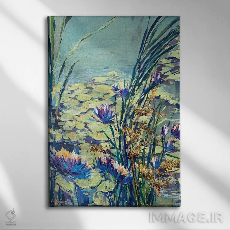 تابلو دکوراتیو نیلوفرهای آبی شکوفه دار اثر ایرینا رومیانسه وا - نمای روبهرو روی دیوار