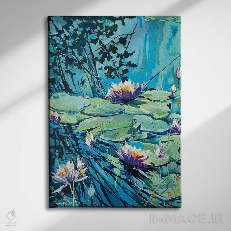 تابلو دکوراتیو نیلوفرهای آبی شکوفه دار ۲ اثر ایرینا رومیانسه وا - نمای روبهرو روی دیوار